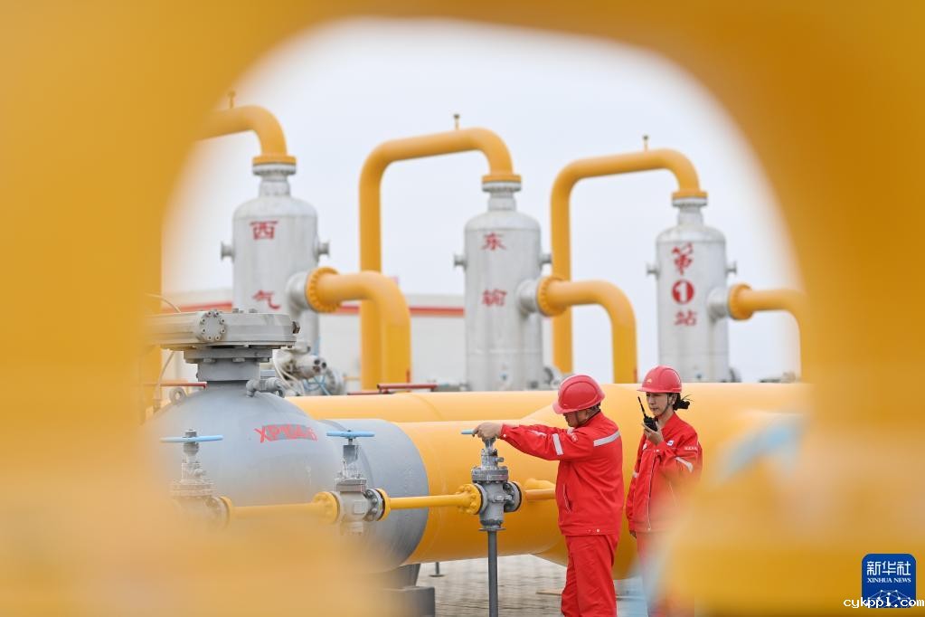 新华全媒+丨新疆四季:冬——“冰火”二重奏