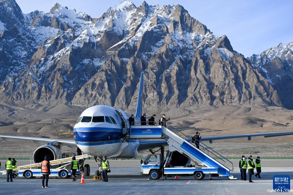 新华全媒+丨新疆四季:冬——“冰火”二重奏