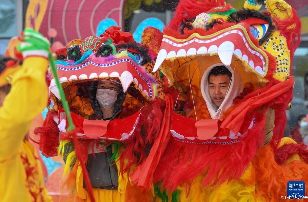 新华全媒+丨新疆四季:冬——“冰火”二重奏