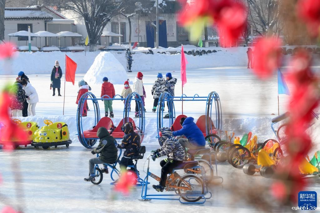 新华全媒+丨新疆四季:冬——“冰火”二重奏