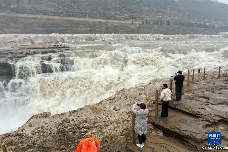黄河壶口瀑布开河迎客