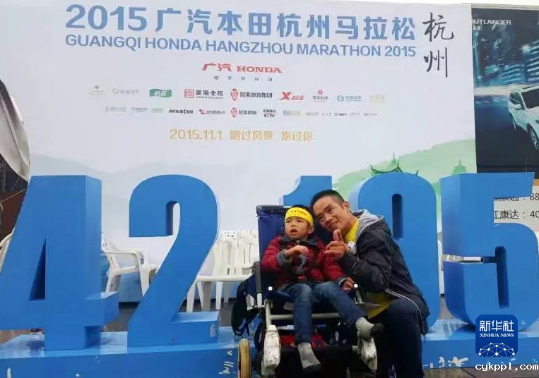 这位父亲,推着儿子跑过56个马拉松
