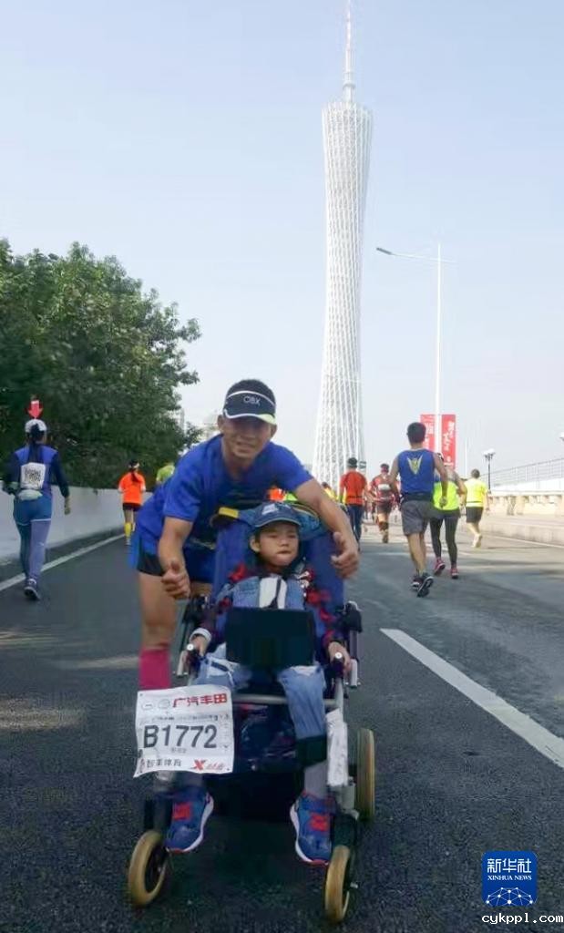 这位父亲,推着儿子跑过56个马拉松