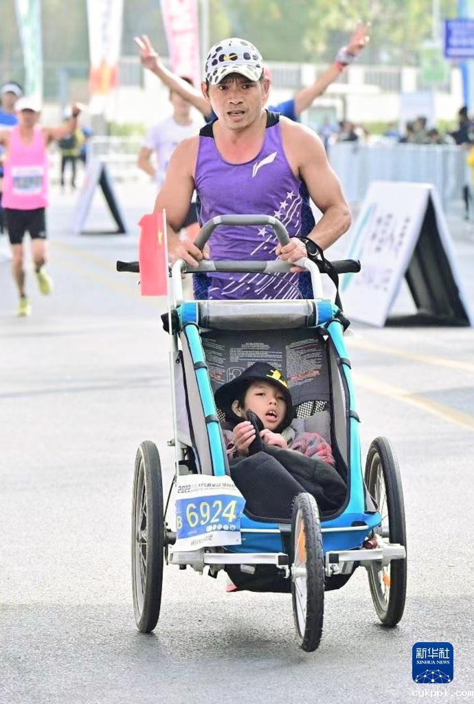 这位父亲,推着儿子跑过56个马拉松
