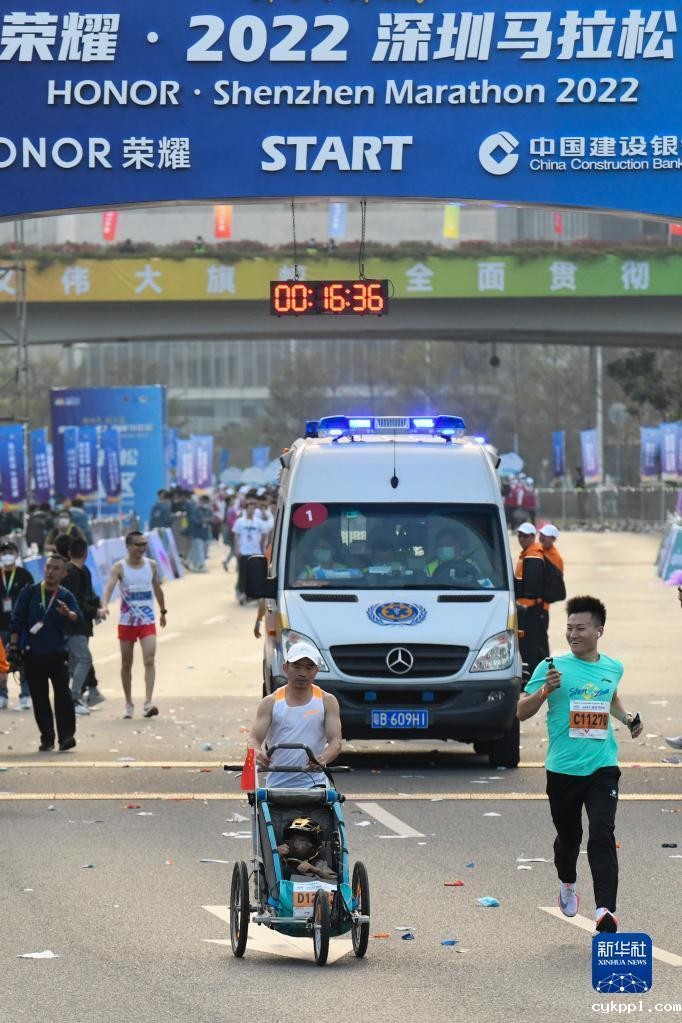 这位父亲,推着儿子跑过56个马拉松