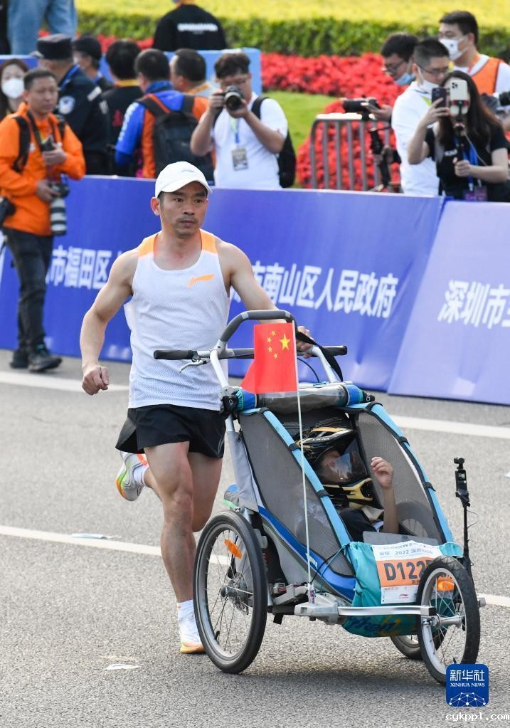 这位父亲,推着儿子跑过56个马拉松