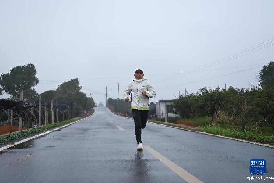 这位父亲,推着儿子跑过56个马拉松