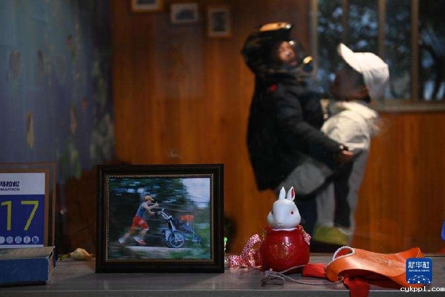 这位父亲,推着儿子跑过56个马拉松