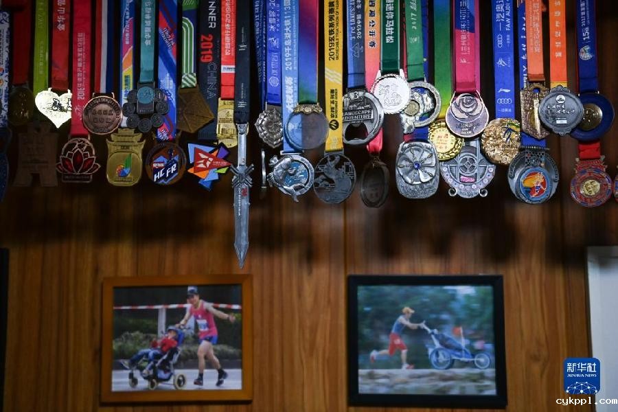 这位父亲,推着儿子跑过56个马拉松