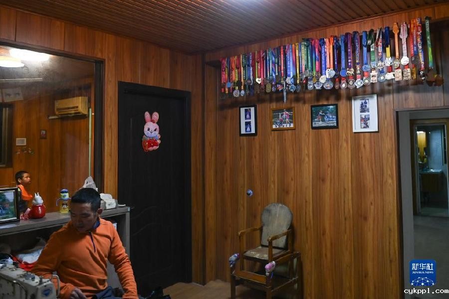 这位父亲,推着儿子跑过56个马拉松