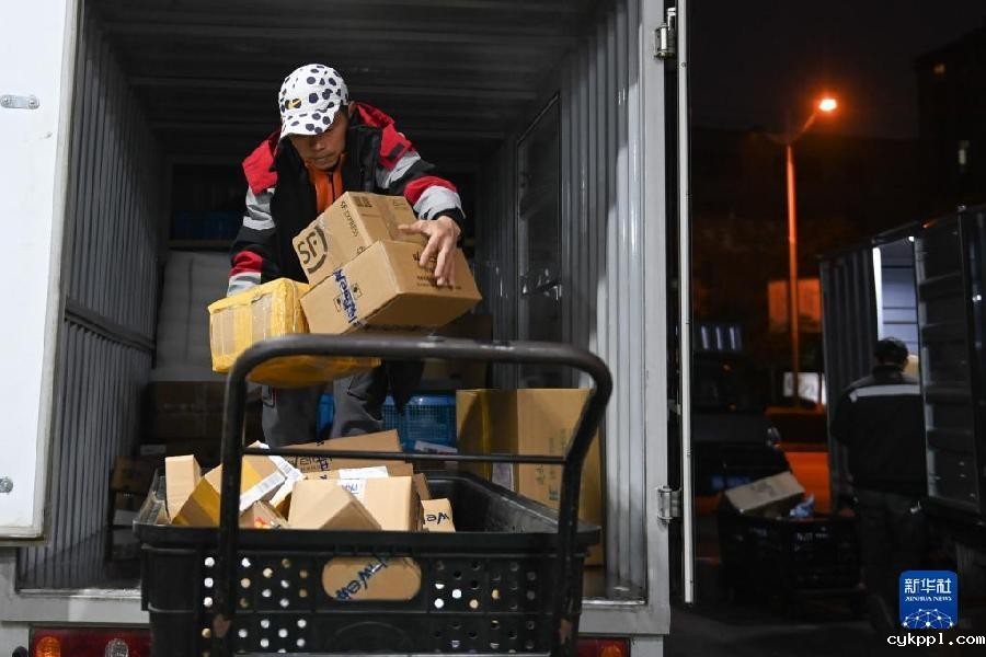 这位父亲,推着儿子跑过56个马拉松