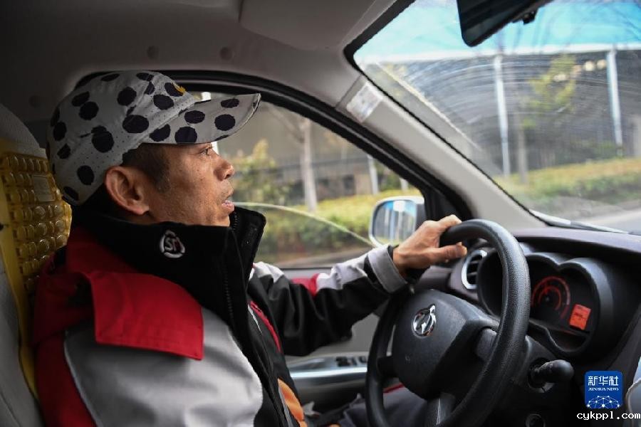 这位父亲,推着儿子跑过56个马拉松