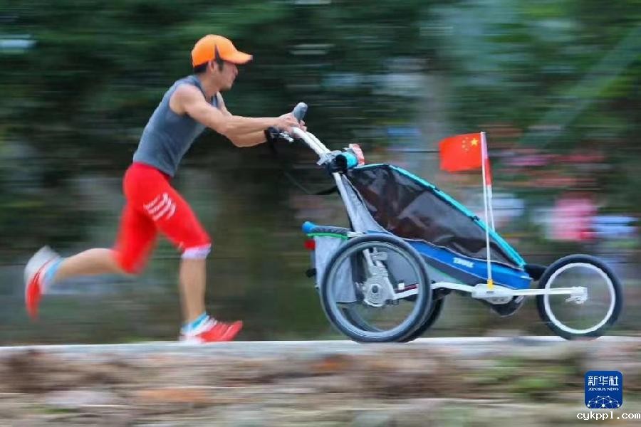 这位父亲,推着儿子跑过56个马拉松