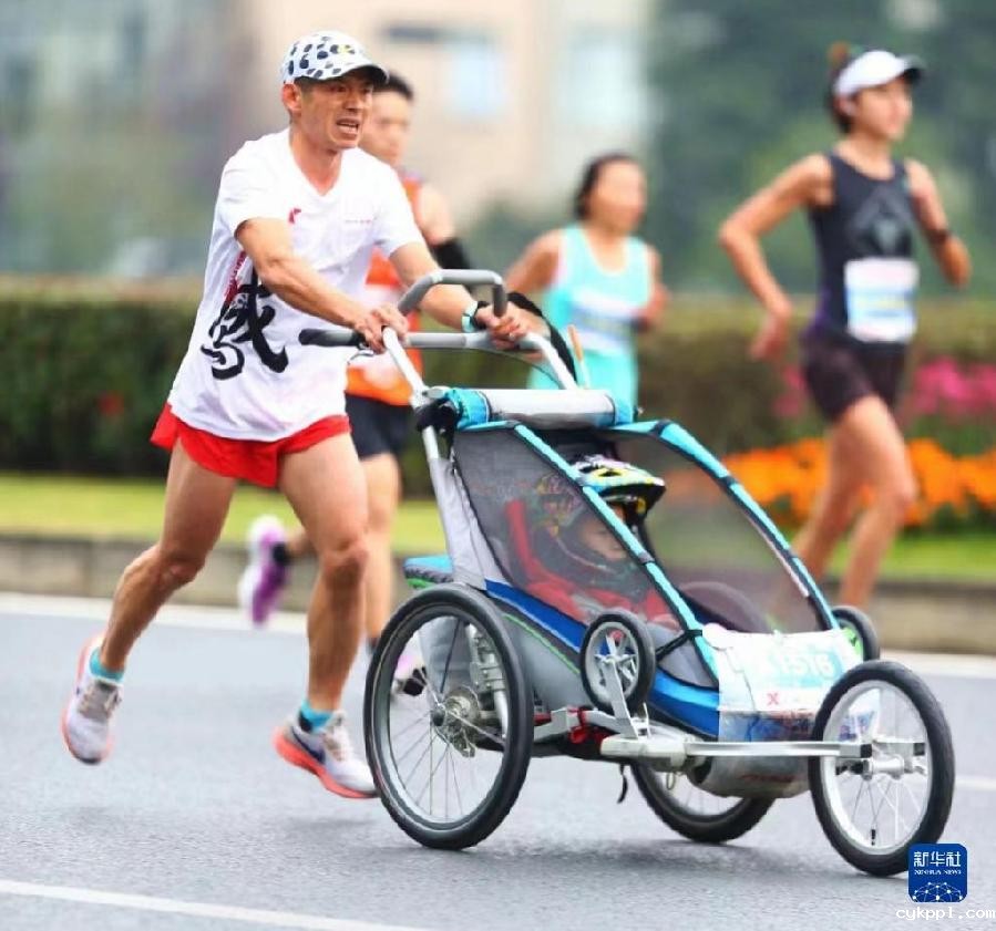 这位父亲,推着儿子跑过56个马拉松