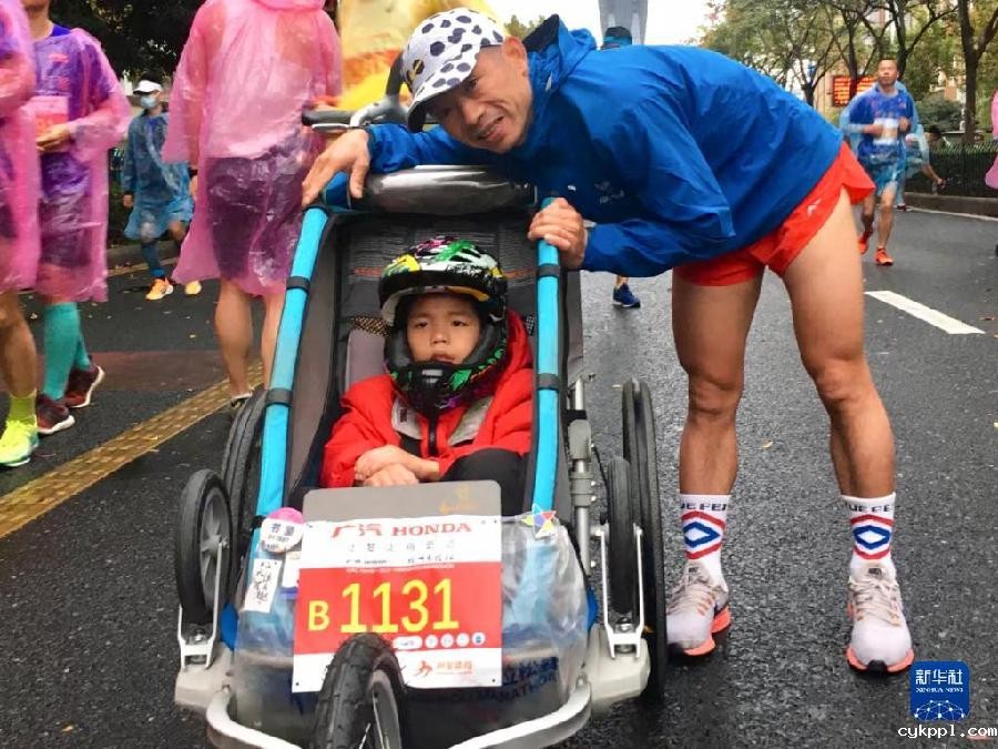这位父亲,推着儿子跑过56个马拉松