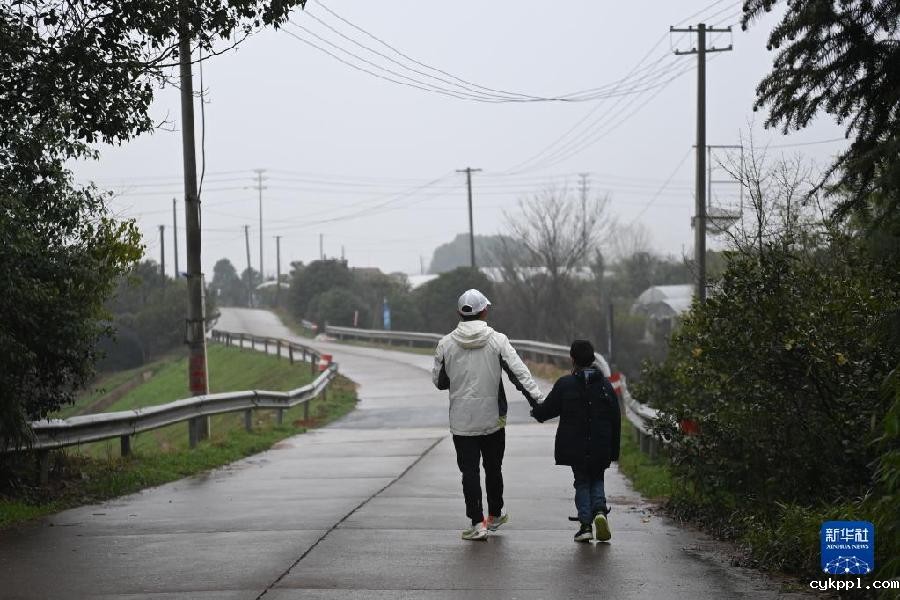 这位父亲,推着儿子跑过56个马拉松