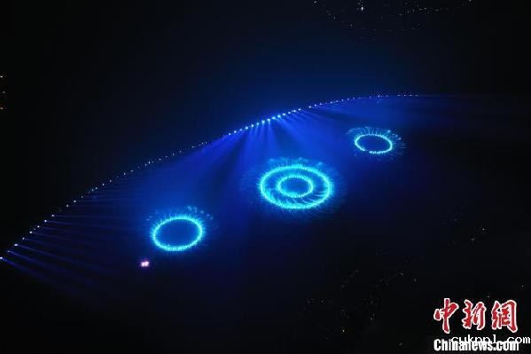 航拍南昌九龙湖公园光影水秀音乐喷泉表演