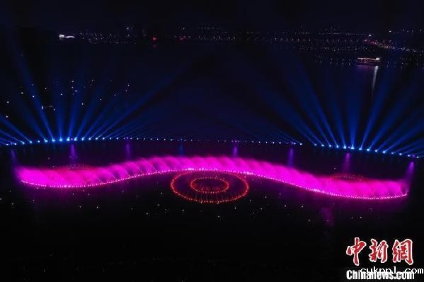 航拍南昌九龙湖公园光影水秀音乐喷泉表演