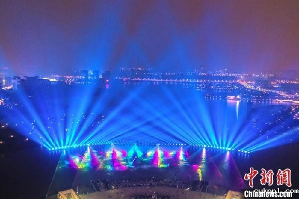 航拍南昌九龙湖公园光影水秀音乐喷泉表演