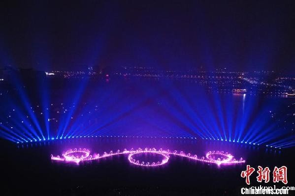 航拍南昌九龙湖公园光影水秀音乐喷泉表演