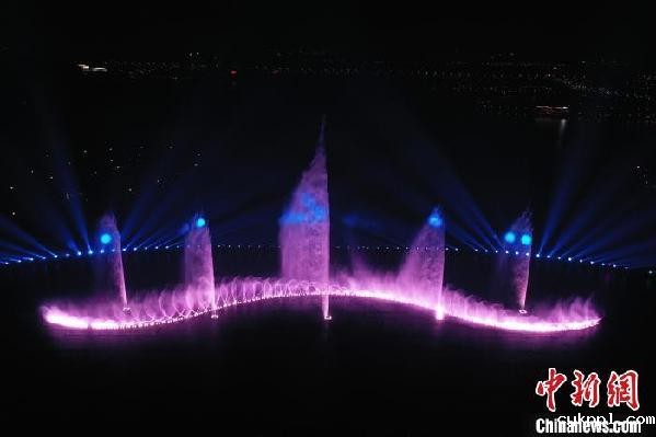 航拍南昌九龙湖公园光影水秀音乐喷泉表演