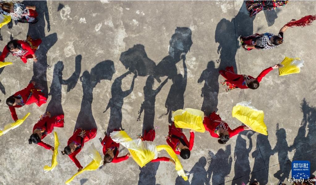 云南瑞丽举行目瑙纵歌节 场面壮观