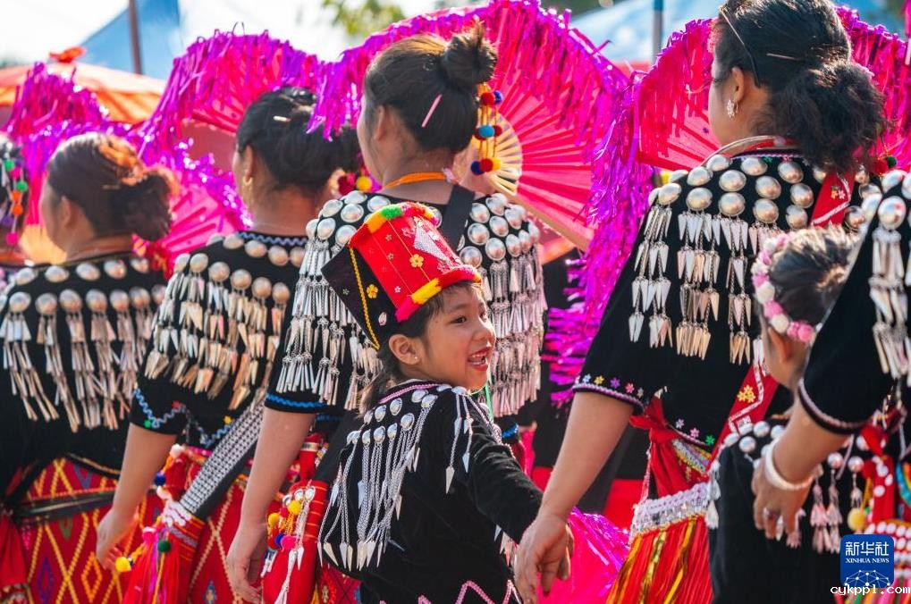 云南瑞丽举行目瑙纵歌节 场面壮观