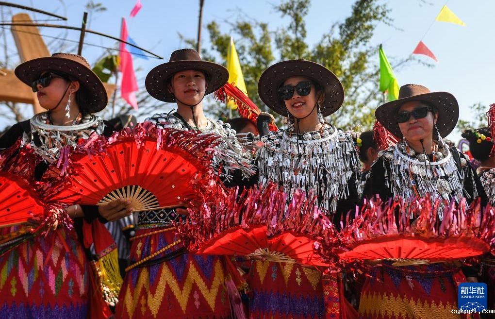 云南瑞丽举行目瑙纵歌节 场面壮观