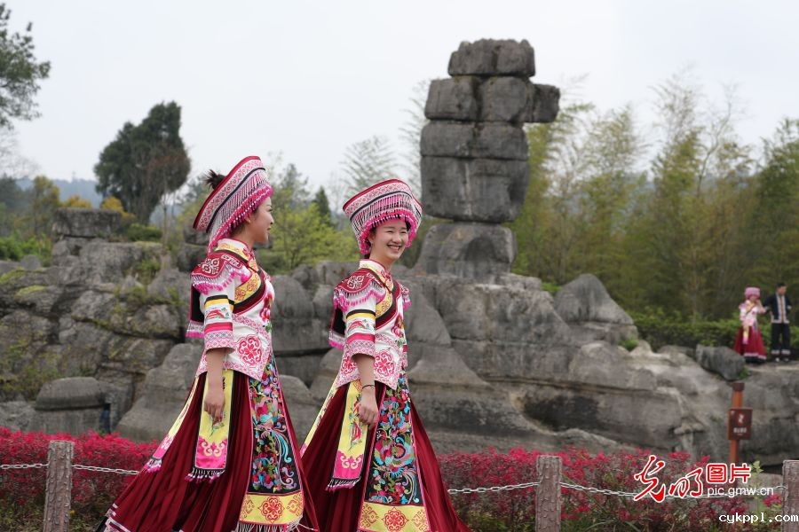 重庆万盛:石林风光奇特 吸引游客参观 重庆万盛:石林风光奇特 吸引游客参观