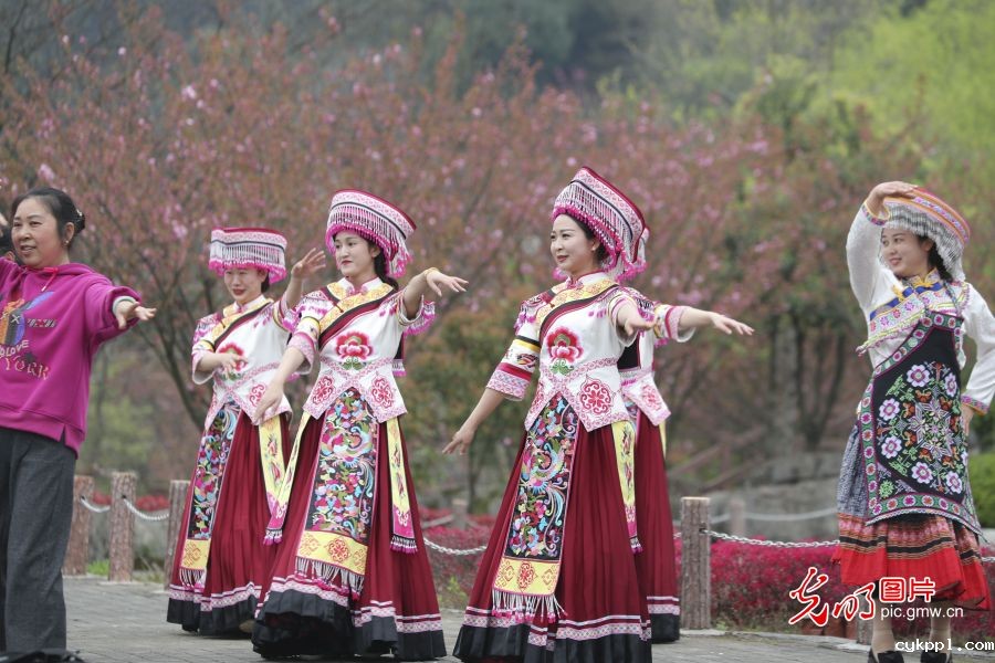 重庆万盛:石林风光奇特 吸引游客参观 重庆万盛:石林风光奇特 吸引游客参观