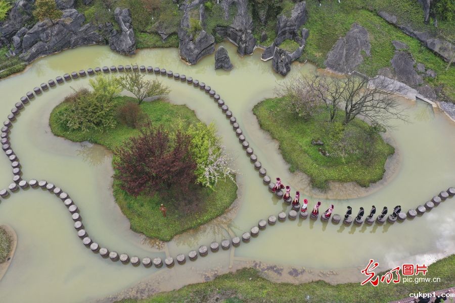 重庆万盛:石林风光奇特 吸引游客参观 重庆万盛:石林风光奇特 吸引游客参观