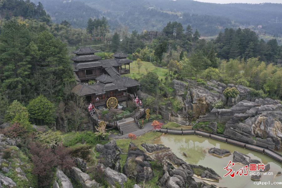 重庆万盛:石林风光奇特 吸引游客参观 重庆万盛:石林风光奇特 吸引游客参观