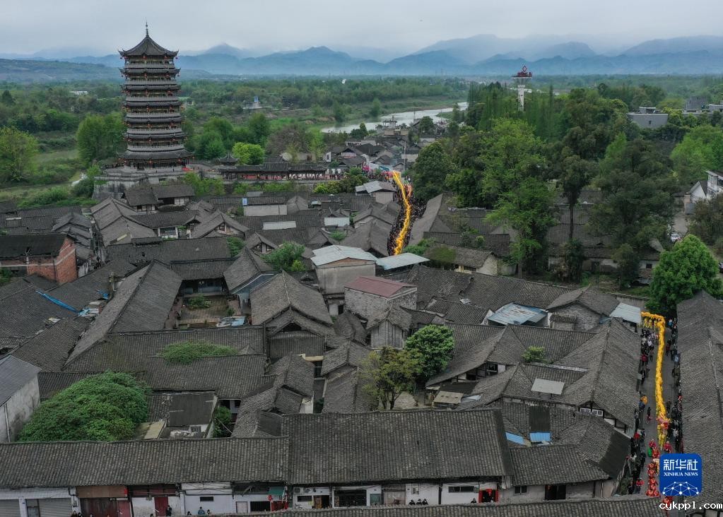 春台会上观“巨龙”巡游