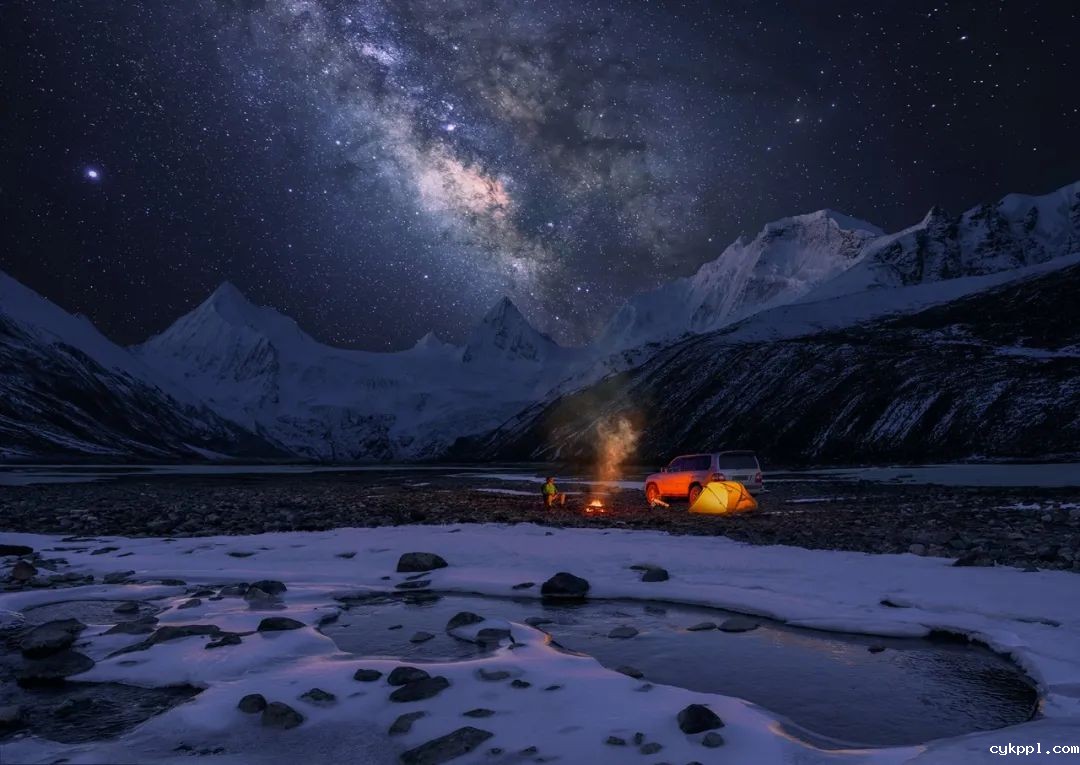 以高于生活的视角观看，感知生命荣枯与四季轮回