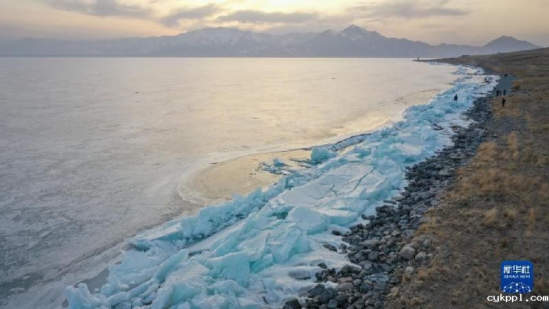 国道之行 从雪山奔向大海丨在赛里木湖邂逅蓝色“眼泪”