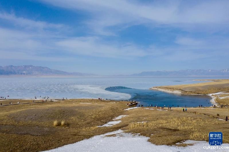 国道之行 从雪山奔向大海丨在赛里木湖邂逅蓝色“眼泪”