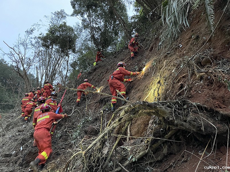 永不放弃——藤县空难搜救工作