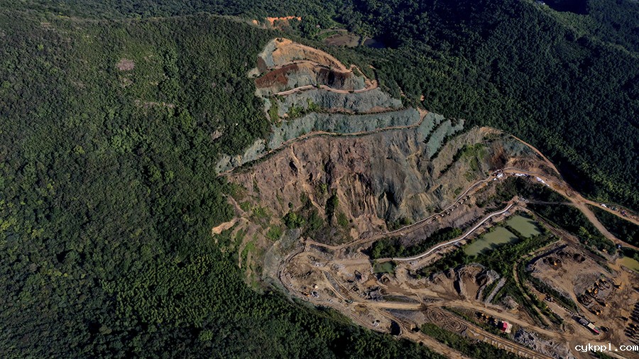 废弃矿宕“植绿人”