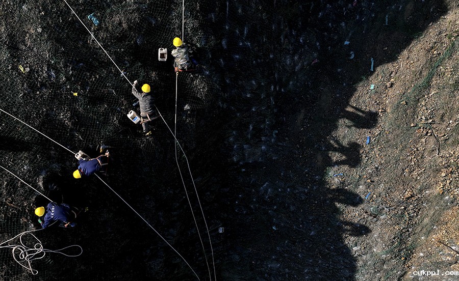 废弃矿宕“植绿人”