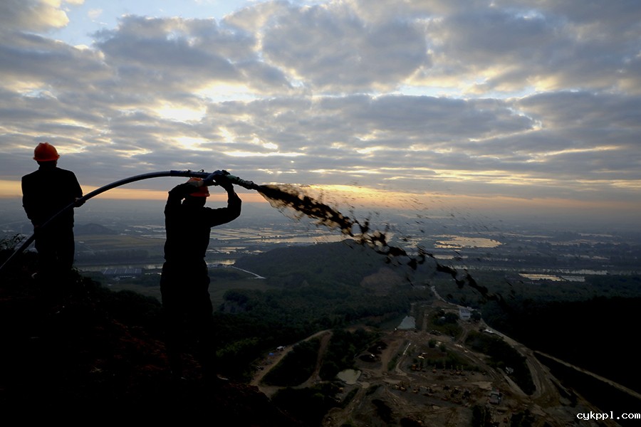 废弃矿宕“植绿人”