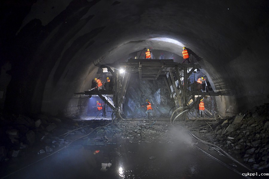 “天路”越武陵