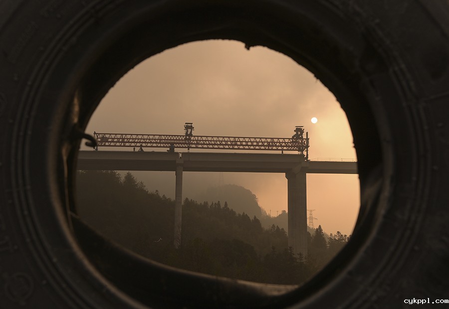 “天路”越武陵