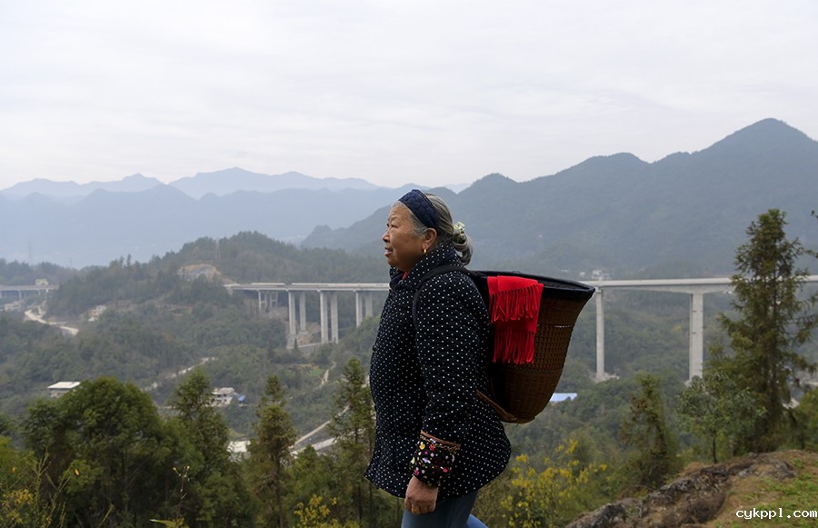 “天路”越武陵