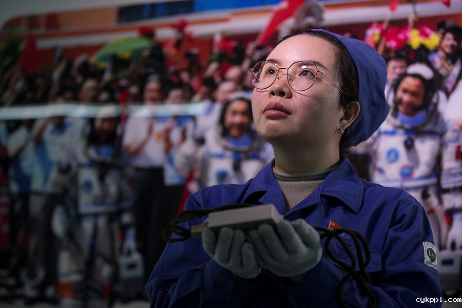 巧手习得“上天功” 太空产品指定她 ——记航天特级技师史册