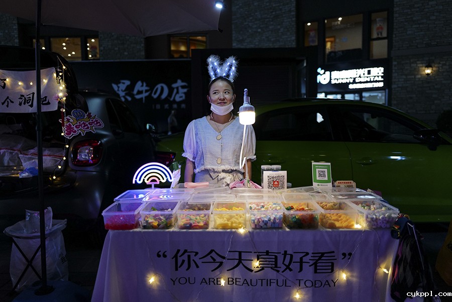 开车摆摊的年轻人