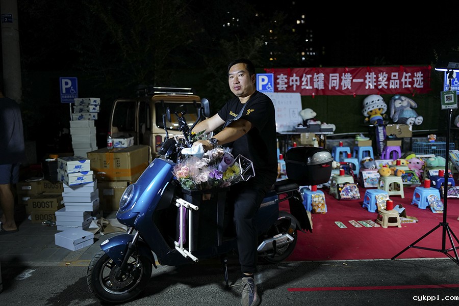 开车摆摊的年轻人