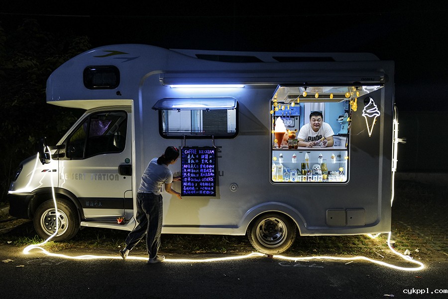 开车摆摊的年轻人