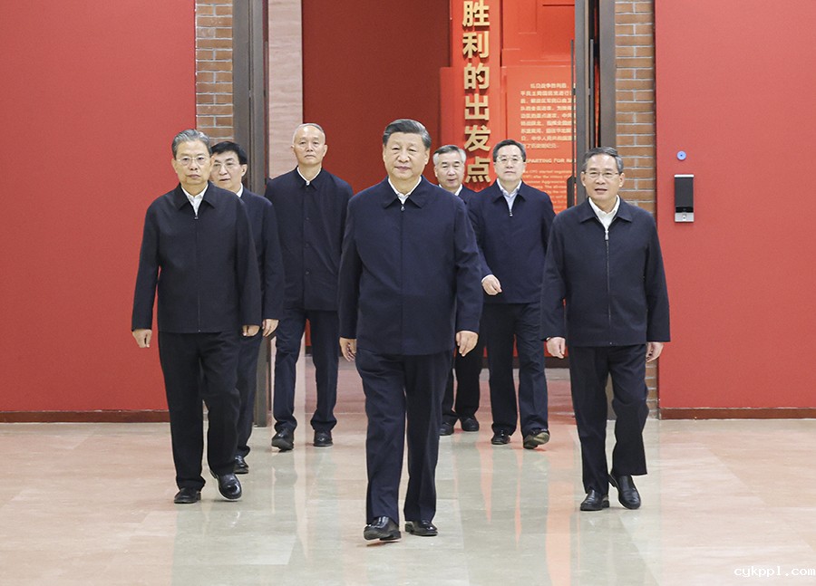 习近平等瞻仰延安革命纪念地