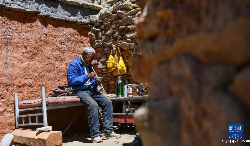 国道之行 从雪山奔向大海丨75岁国宝守护者