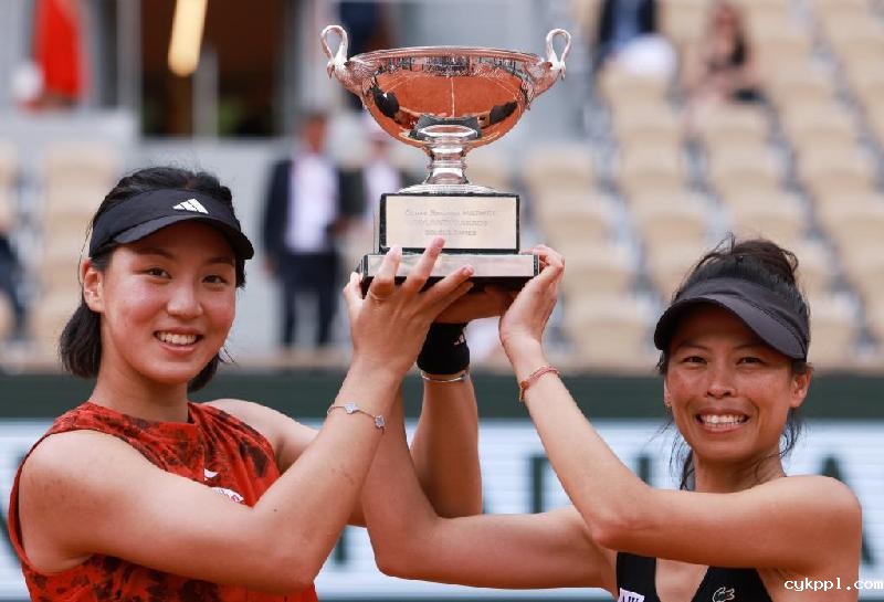 法网女双决赛:王欣瑜/谢淑薇夺冠